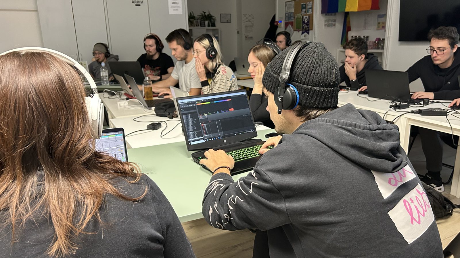 Udeleženci pri produkciji glasbe na laptopih