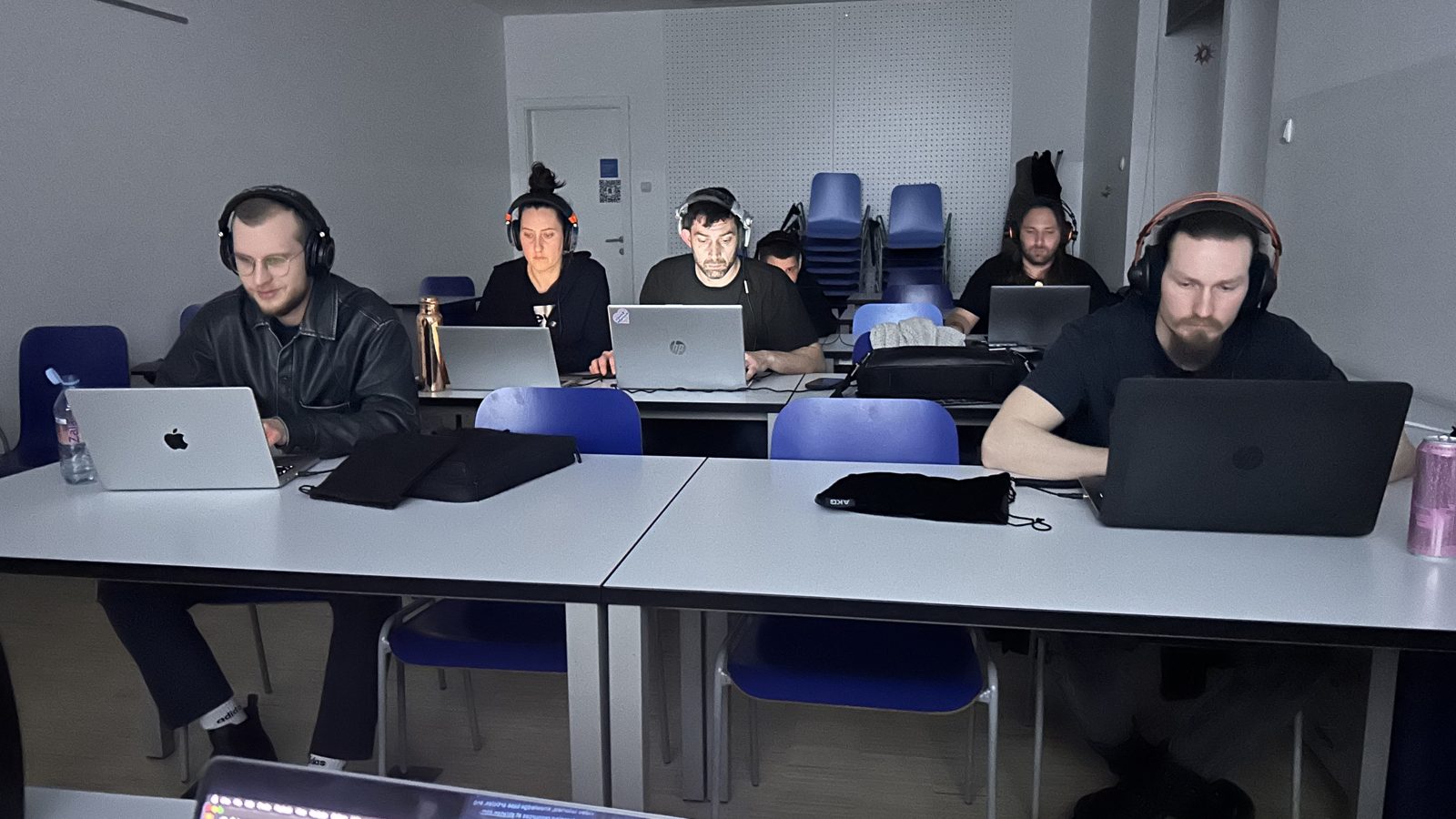 Skupina udeležencev s slušalkami